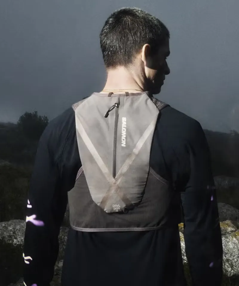 Salomon Gravel Skin 4 Unisex Running Vest in Iron/Silver Cloud-6